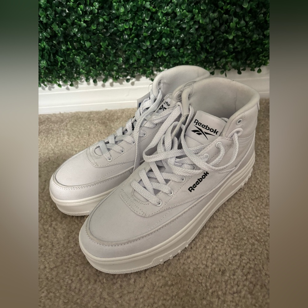 New Reebok White Sneakers - size 8,5